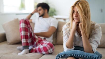 conflicto-pareja-sofa-800×533