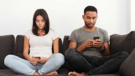 pareja-mira-movil-rana-hervida