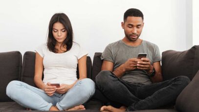 pareja-mira-movil-rana-hervida